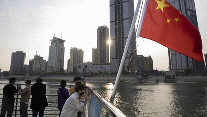 Ciudadanos en Wuhan cruzando ayer en ferry el río Yangtsé.