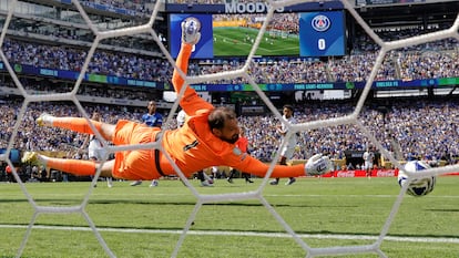 Gianluigi Donnarumma no llega a evitar el primer gol de Cole Palmer en la final del Mundial de Clubes.