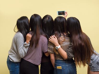 Un selfie de Vidushi Somani, Peggy Wang, Emily Leung, Christina Chen y Catherine Jen, de 17 años, en San José. “Algunas son un poco tímidas e introvertidas; a otras les da igual llamar la atención. Yo soy muy directa. No pongo barreras”, dice Yuehho Lin a propósito de sus amigas.