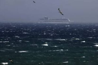 Temporal de viento en el estrecho de Gibraltar, a la altura de Tarifa (Cádiz). EFE/Archivo