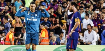 Cristiano Ronaldo celebra su gol al Barcelona en la Supercopa, junto a Messi.