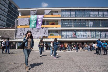 La Facultad de Filosofía y Letras tomada por las estudiantes antes de la cuarentena.