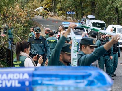 El detenido, durante el registro de la finca del miércoles en la que fueron hallados restos de la víctima.