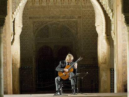 El músico David Russell, en la Alhambra de Granada.