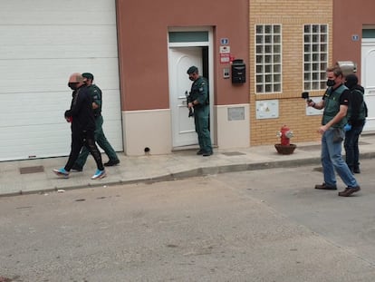 La Guardia Civil detiene a uno de los implicados en una red de narcotráfico, este martes en La Mojonera (Almería).