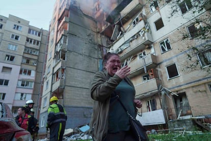 Una mujer reacciona al ataque ruso sobre un edificio residencial en Kiev, este domingo.
