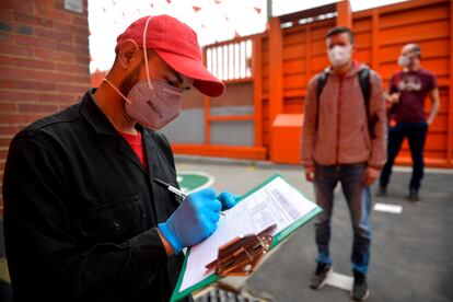 Un grupo de trabajadores, el martes en una fábrica de Bogotá.