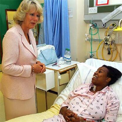 La duquesa de Cornwall, Camila Parker, charla con otra de las víctimas hospitalizadas tras el atentado.