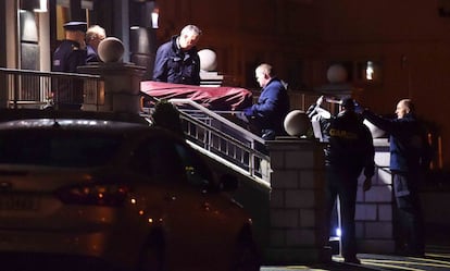 La polic&iacute;a retira el cad&aacute;ver de Byrne del hotel Regency, en Dubl&iacute;n.