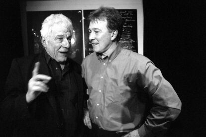 John Berger (izquierda) junto con John Cristie, en el 2000 en Barcelona.