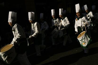 Tamborileros con uniformes marchan en la tradicional 'Tamborrada', el día principal de las fiestas de San Sebastián.