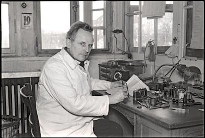 El inventor de la cámara Leica compacta, Oskar Barnack, en su escritorio en 1934. Fotografía cedida por Leica.