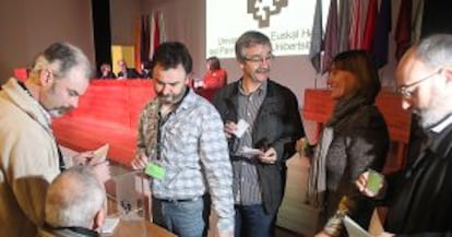 Un momento de la votación en el claustro de la UPV.