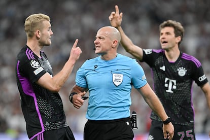 De Ligt y Müller protestan a Marciniak después de que el árbitro polaco pitara fuera de juego en una acción dudosa en el minuto 103 que terminó en gol.
