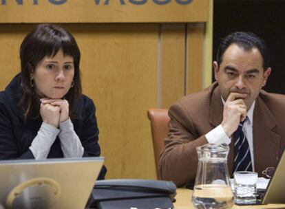 El consejero de Interior, Javier Balza, junto a la presidenta de la comisión de Mujer y Juventud del Parlamento Vasco, Ane Auzmendi, en la comparecencia de hoy.