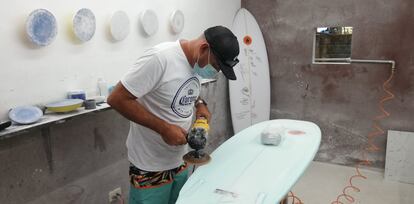 Jaime Delgado es boardshaper y responsable por transmitir el know how del oficio de reparar tablas de surf a las migrantes retornadas del exterior a través del proyecto ‘Transformando Vidas’.