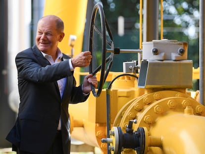 El canciller alemán, Olaf Scholz, visita la planta energética de Stadtwerke, este viernes.