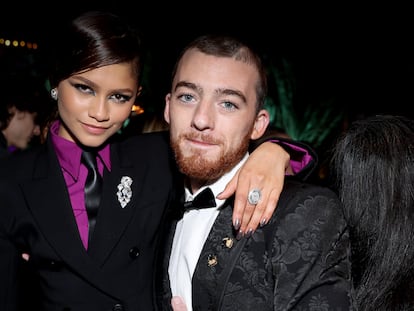 Angus Cloud, a la derecha, posa junto a Zendaya, en una fiesta organizada por la revista 'Vanity Fair' en 2022.