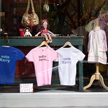 Un escaparate del Soho con camisetas a favor de Kerry.