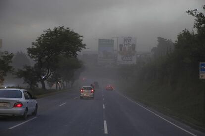 Vista de una gran nube de ceniza que se mueve por la ciudad de San José (Costa Rica), como consecuencia de la erupción del volcán Turrialba.