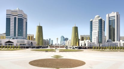 Distrito ministerial de Astaná, capital de Kazajistán, visto desde el palacio presidencial