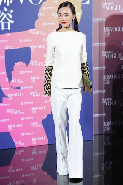 Huo Siyan lució un total look blanco con mangas de leopardo de Celine.