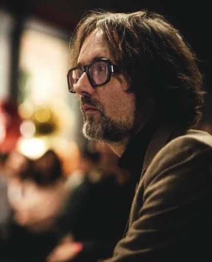 Jarvis Cocker tiene nuevo disco, 'Beyond the pale'. Lo firma con su nueva banda, Jarv Is..., por no firmarlo en solitario.