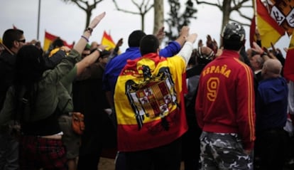 Manifestantes ultraderechistas en la celebración del Día de la Hispanidad en la montaña de Montjuïc, en Barcelona.