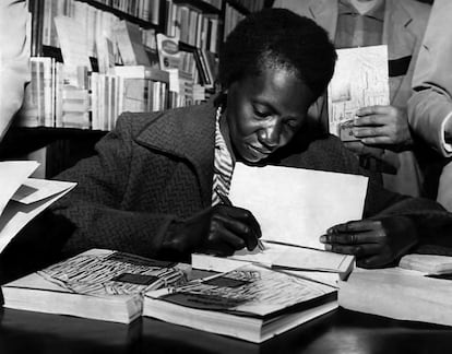 Carolina Maria de Jesus autografando um de seus livros, em 1960.