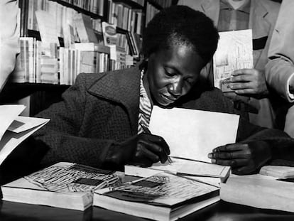 Carolina Maria de Jesus autografando um de seus livros, em 1960.