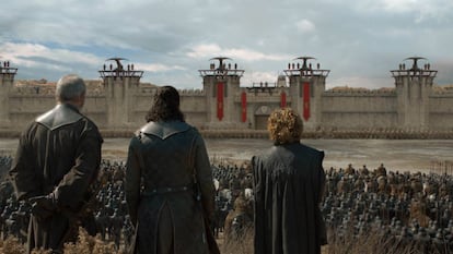 Davos, Jon y Tyrion observan el sitio de Desembarco del Rey.