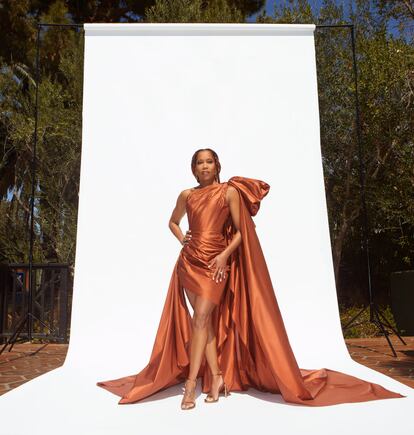 Regina King, con vestido a medida de Oscar de la Renta, zapatos de Stuart Weitzman y joyas de Irene Neuwirth.