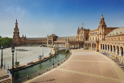 <p>Las ciudades andaluzas parecen estar en racha en lo que a su fama turística se refiere. Si hace unos días el diario <em>The New York Times</em> elegía <a href="https://elviajero.elpais.com/elviajero/2019/01/10/actualidad/1547121082_802583.html" target="_blank">Cádiz como uno de los mejores destinos para 2019</a>, ahora le toca a la capital de la Comunidad Autónoma. Sevilla es una de las ciudades seleccionadas por Droussent como uno de los 100 lugares únicos para ir en bicicleta. No es de extrañar, el autor la denomina "<strong>la capital ciclista del sur de Europa" ya que cuenta con 3.000 bicicletas de autoservicio y casi 100.000 recorren cada día sus 120km de carriles</strong>.</p> <p>Un tipo de viaje muy distinto a los anteriores. El autor propone paseos por los lugares más emblemáticos de la ciudad: recorrer el Guadalquivir o visitar la Plaza de España son algunos de sus consejos.</p>