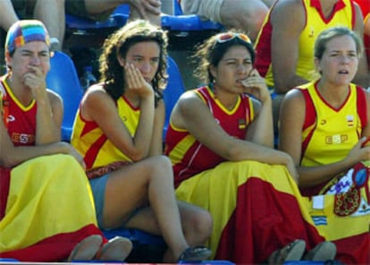 Aficionadas espa?olas, decepcionadas en el partido de hockey ante China.