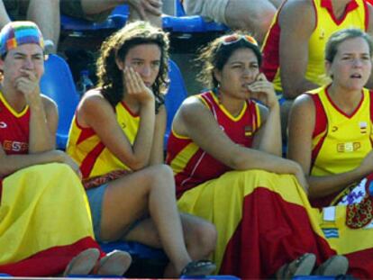 Aficionadas españolas, decepcionadas en el partido de hockey ante China.