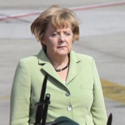 El primer ministro Griego, Andonis Samarás (der), recibe a la canciller alemana, Angela Merkel (izq), en el aeropuerto internacional de Atenas, en Grecia