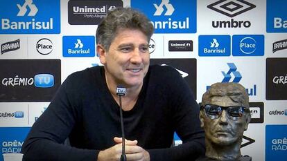 Renato Gaúcho posa con su propio busto durante una rueda de prensa.
