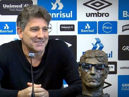 Renato Gaúcho posa con su propio busto durante una rueda de prensa.