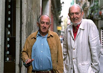 El escritor Juan Goytisolo (izquierda) y el crítico Josep Maria Castellet, en el barrio del Raval de Barcelona.