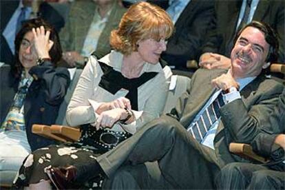 Aznar, con la candidata a la presidencia de la Comunidad de Madrid Esperanza Aguirre, ayer en Alcobendas.