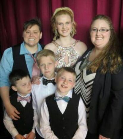 Jenny Tyrrell con su familia: Alicia, Morgan (14), Tate(10), Cruz (8) y Jude (6)