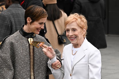  Sarah Paulson and Holland Taylor at a Louis Vuitton show during Fashion Week in Paris, circa March 2023.