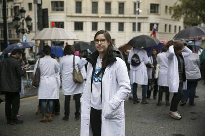 "És inadmissible. L'única cosa que fan és apujar-nos els objectius amb el mateix salari", protesta Carmen del Hoyo que des de fa tres anys treballa al CAP de la Pau de Barcelona.