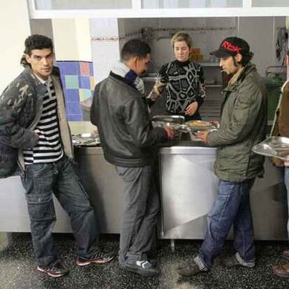 Varias personas en el comedor de Cáritas de Bilbao.