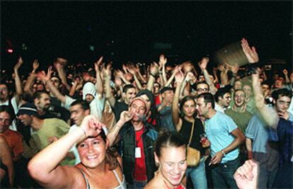 El público de uno de los conciertos de la madrugada del sábado en la estación de Francia.