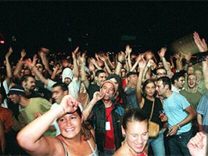 El público de uno de los conciertos de la madrugada del sábado en la estación de Francia.