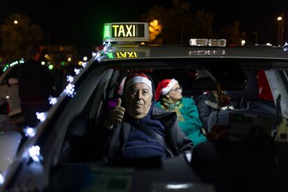 Pedro González durante la decimonovena edición del ‘Paseo de la Ilusión’ en la que 122 taxistas han mostrado el alumbrado navideño de Córdoba a 500 usuarios de residencias y centros de mayores de la ciudad.
