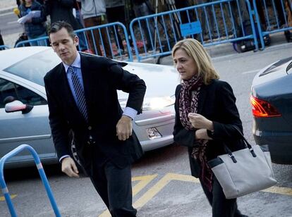 Urdangarin i la infanta Cristina a l'entrada dels jutjats.