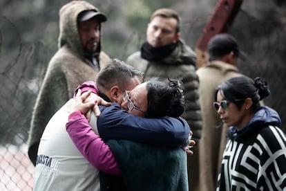 “Había 30 mineros, siete de ellos lograron salir por sus propios medios, pero lastimosamente tenemos 11 víctimas. Seguimos buscando a 19 personas”, ha dicho el capitán de Bomberos de Cundinamarca, Álvaro Farfán. En la imagen, amigos y familiares de los obreros atrapados, a las afueras de las minas de Sutatausa. 