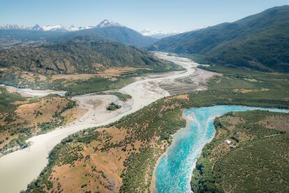 También conocida como Ruta 7, esta carretera salvaje es un catálogo natural de bosques, ríos, lagos y glaciares.